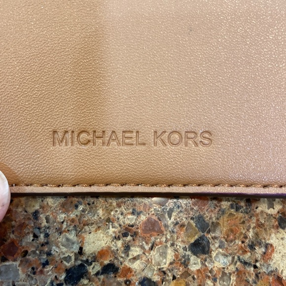 NWOT MICHAEL KORS PASSPORT/CREDIT CARD WALLET - Picture 4 of 4